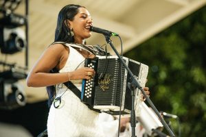 El encuentro Vallenato Femenino, EVAFE en su edición dorada, escogió a la reconocida acordeonera Wendy Corzo, como soberana del Acordeón 2025, velada que tuvo lugar emblemática Plaza Alfonso López de Valledupar.